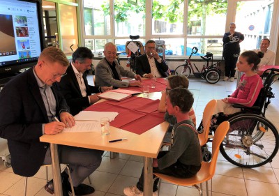 Afbeelding Ondertekening samenwerkingsovereenkomst nieuw te ontwikkelingen kindcentrum Ulingshof